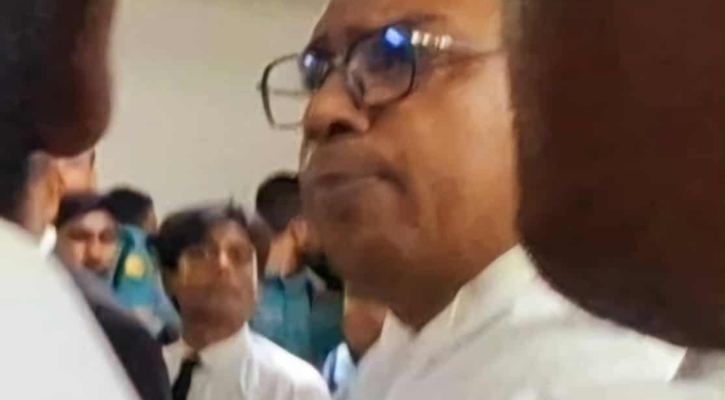 আদালতে সাংবাদিকের ওপর হামলা, ক্ষমা চাইলেন সেই আইনজীবী